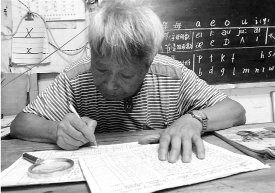 老人50岁开始自学英语 今90岁写了33本英文日记